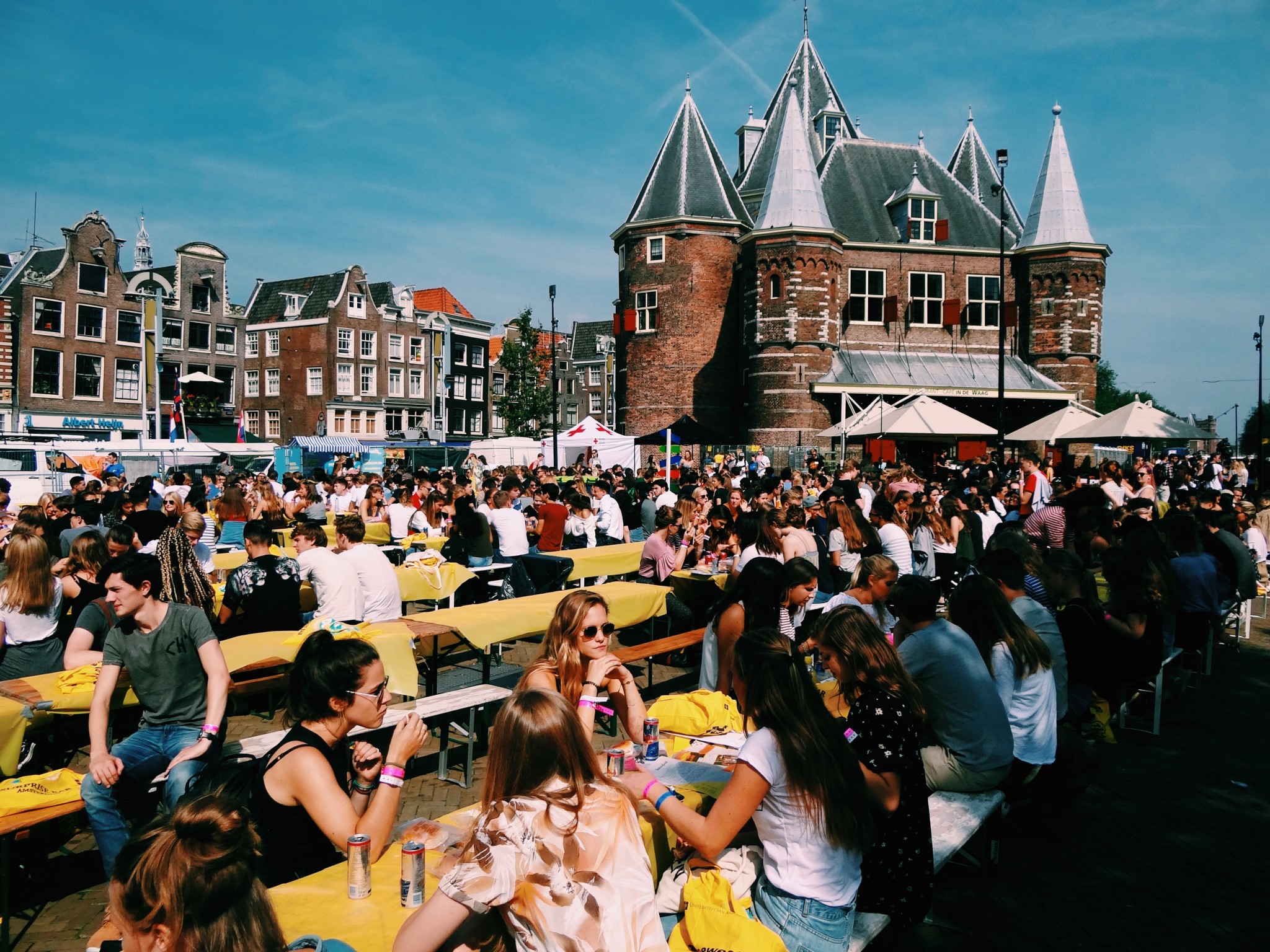 A photo of hundreds of students at an event during de Intreeweek at 'De Nieuwmarkt' in Amsterdam, The Netherlands